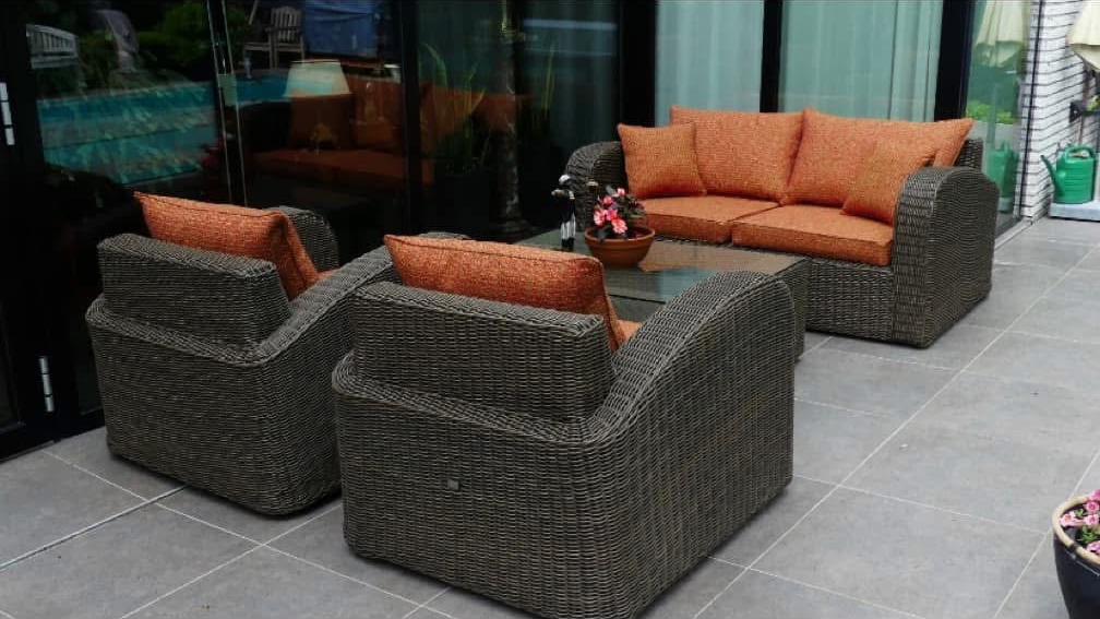 Loungeset met nieuwe kussens in terracotta