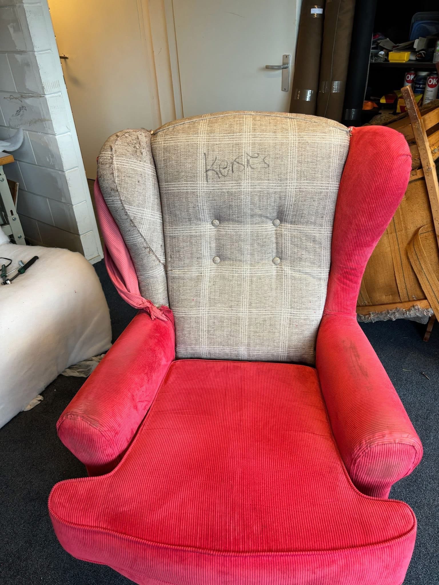 Verschoten rode fauteuil voor herstoffering
