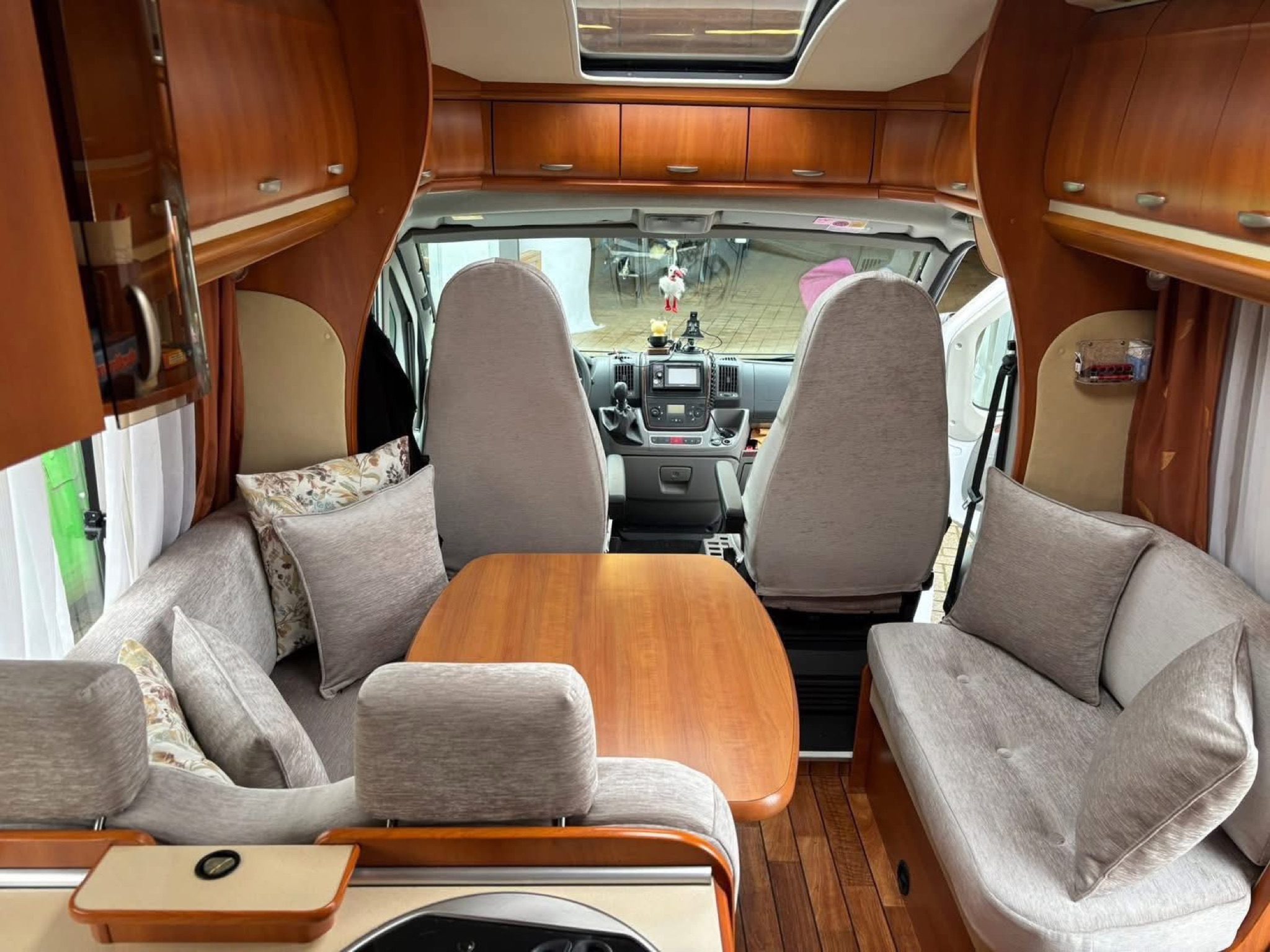 Opnieuw beklede zitgroep in een camper