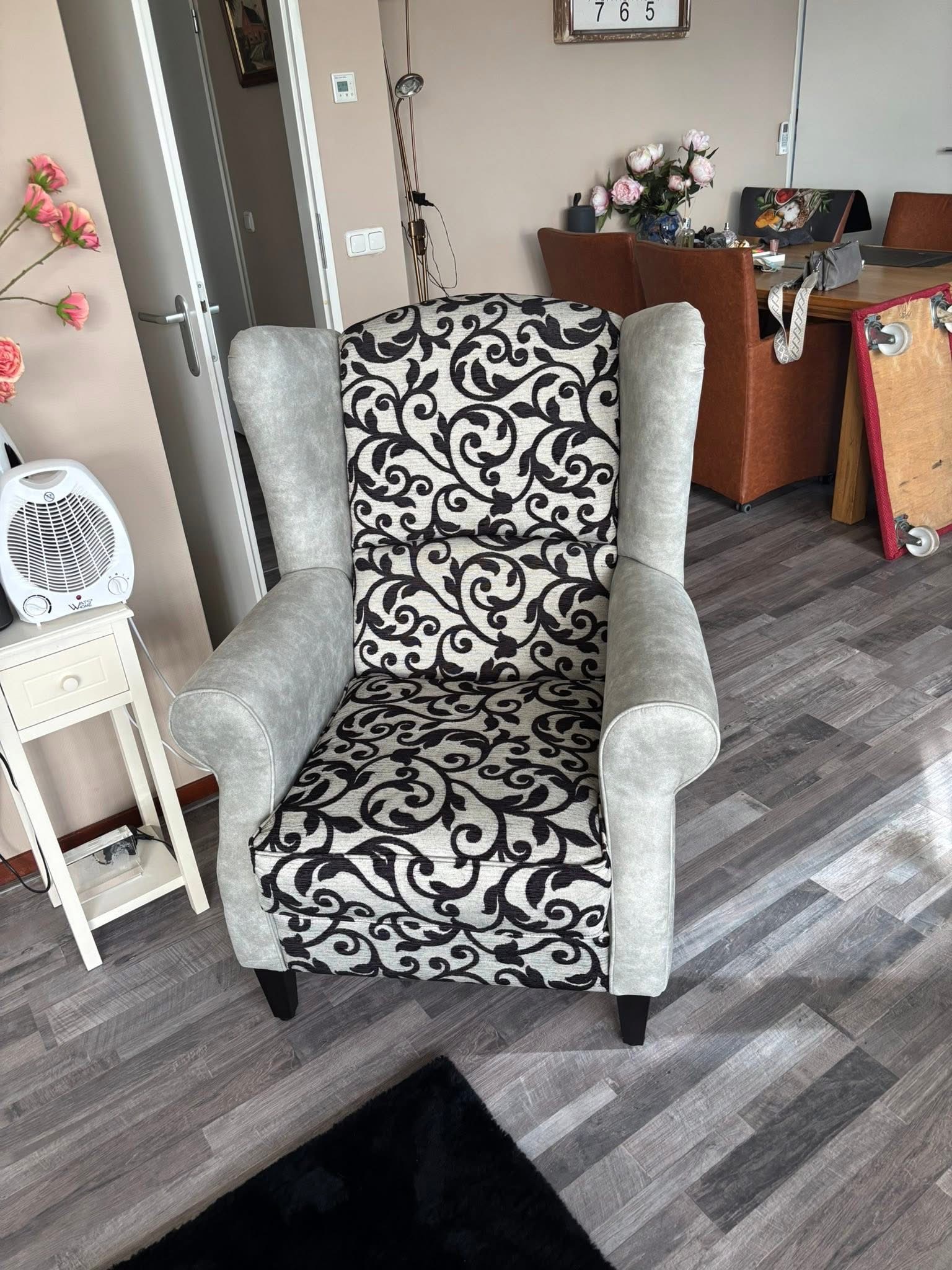 Oorfauteuil met zwart-wit patroonstof