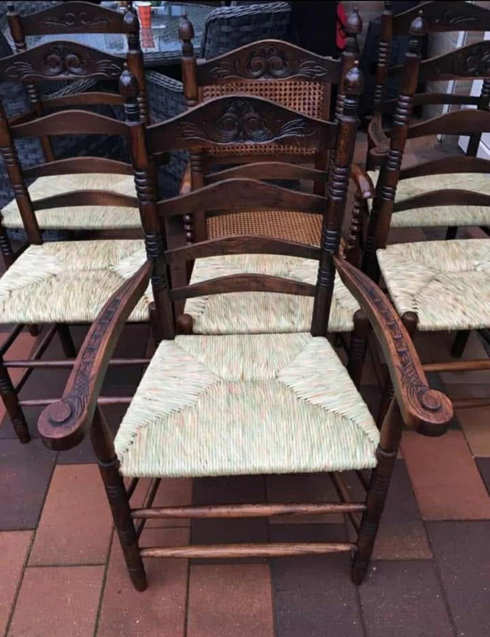 Antieke houten stoelen in de werkplaats