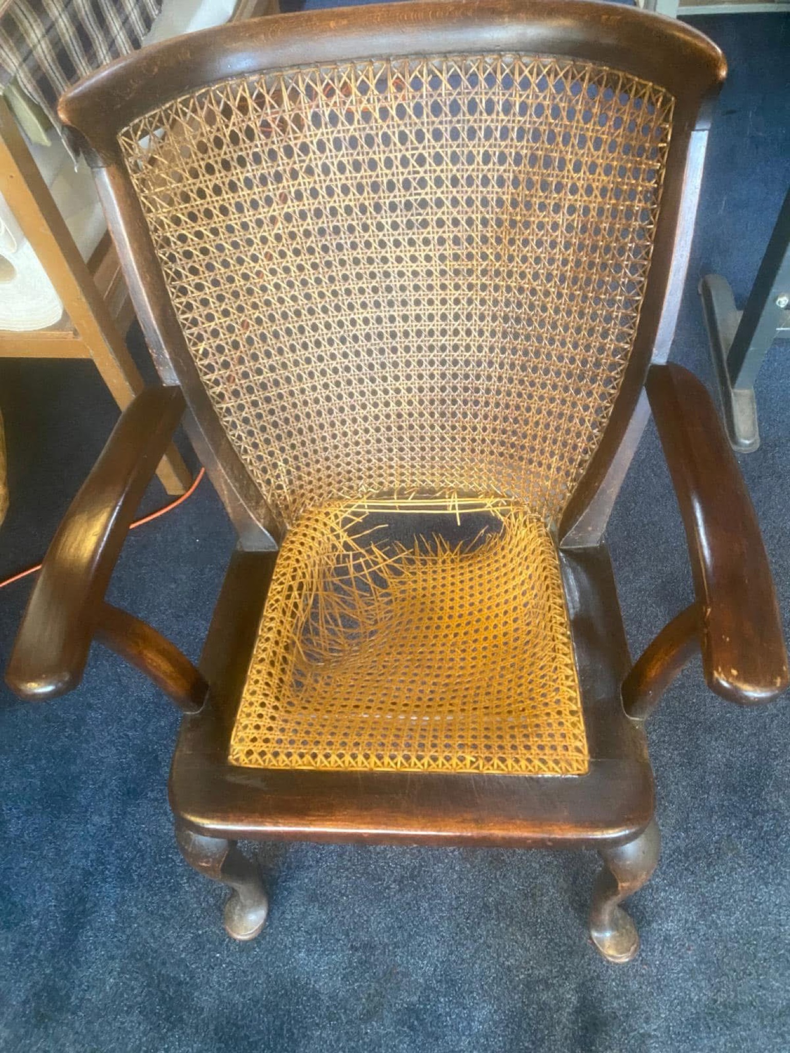 Armstoel met rotan rug en nieuwe zitting