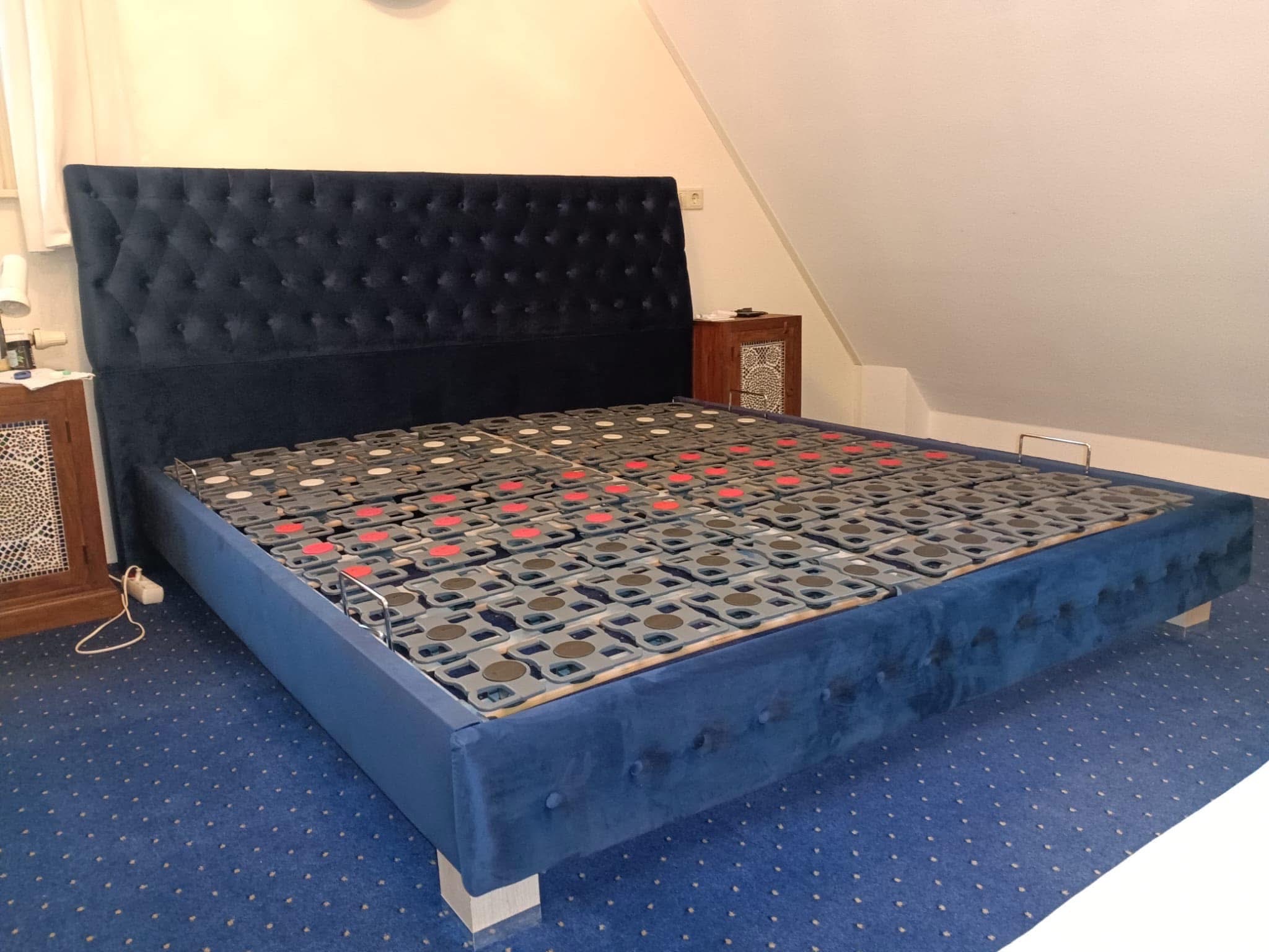 Boxspring met blauw gecapitonneerd hoofdbord