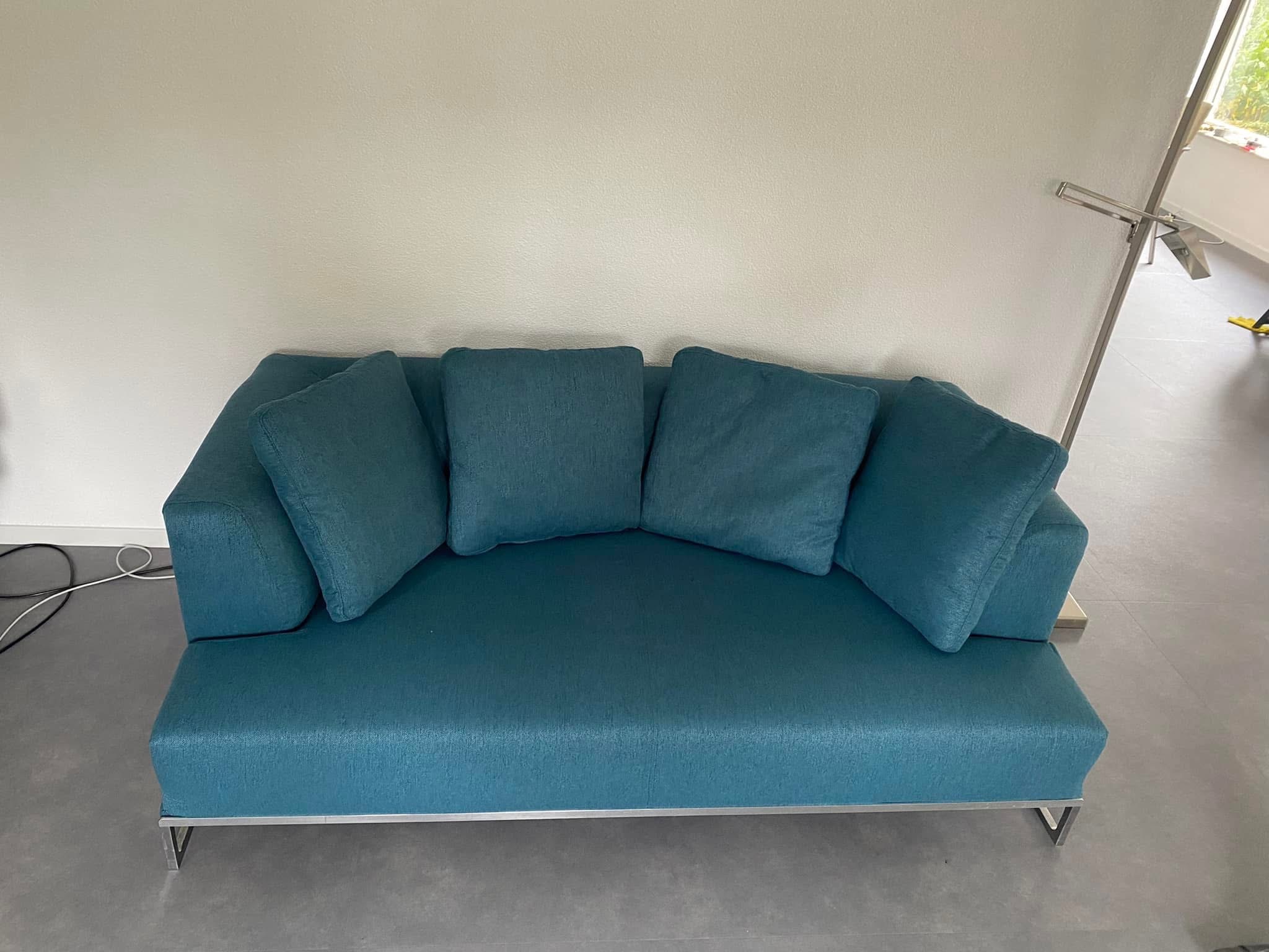 Zeegroene bank met losse rugkussens