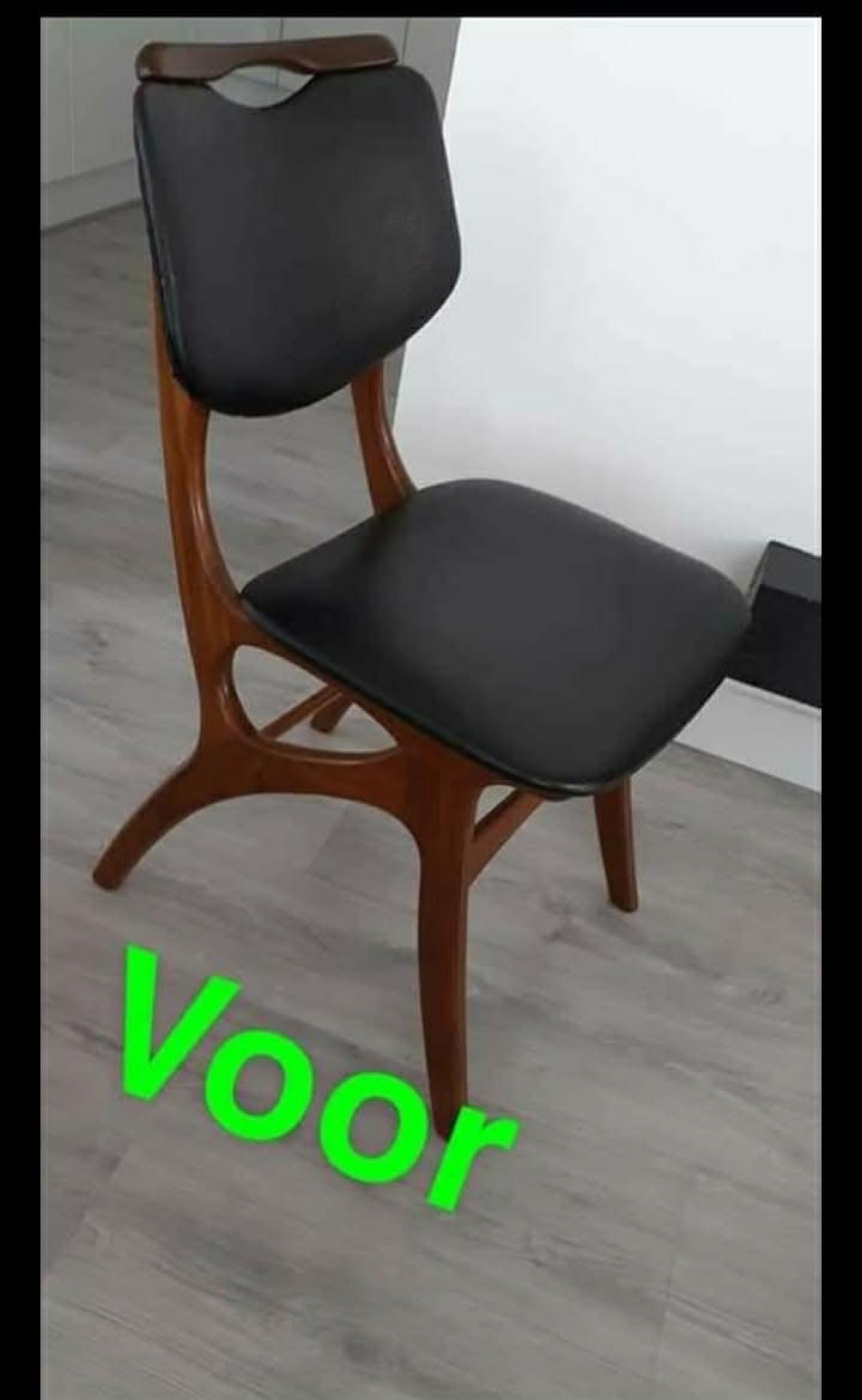 Eetkamerstoel met versleten zwarte zitting