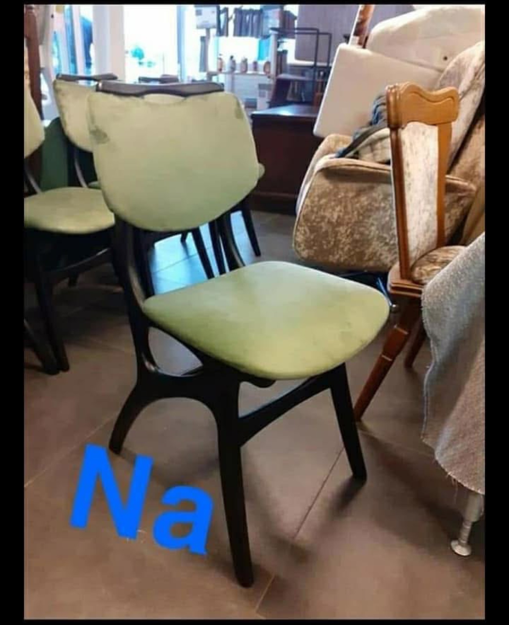 Eetkamerstoel met nieuwe groene bekleding