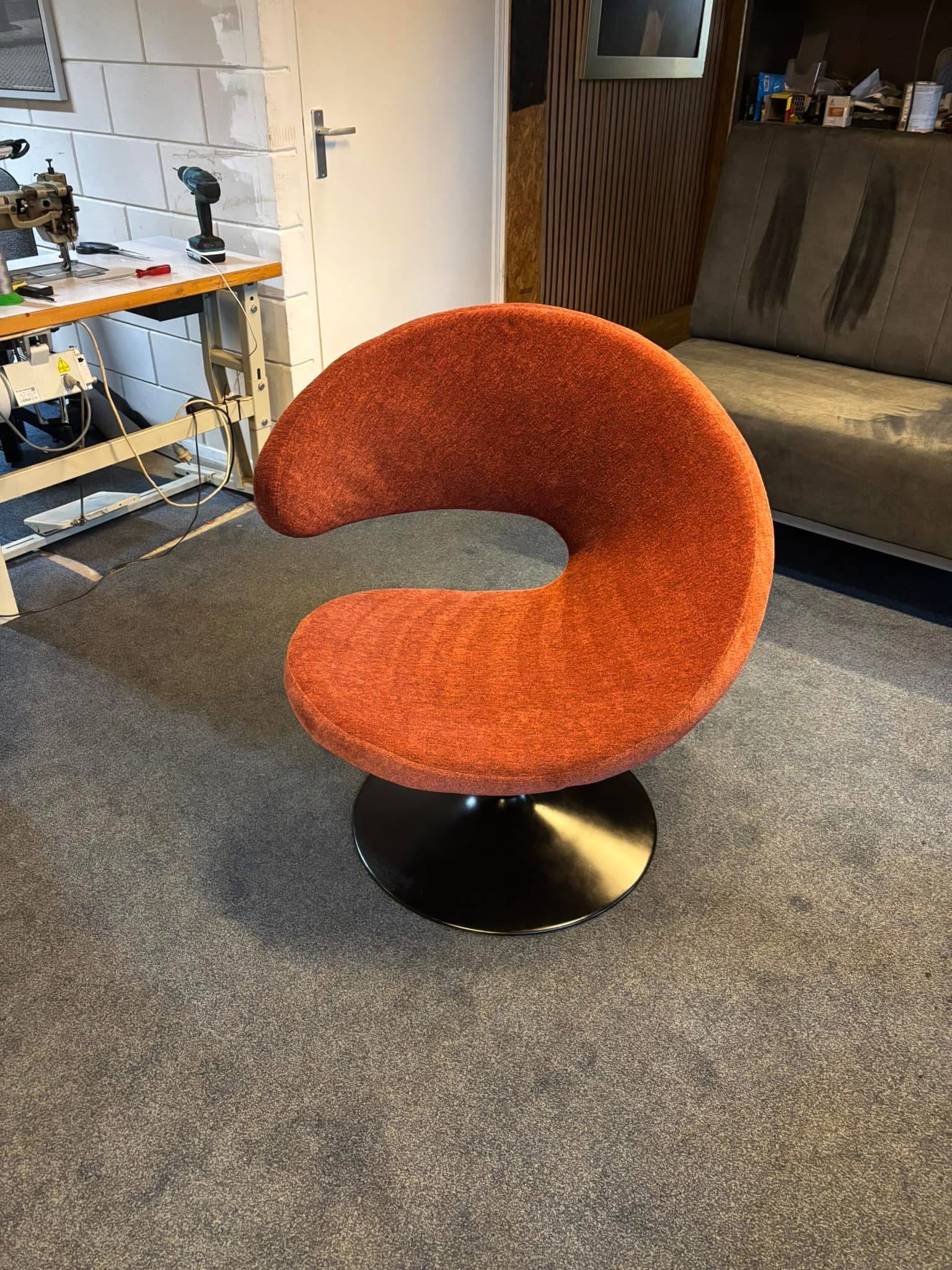 Design draaifauteuil met oranje stof