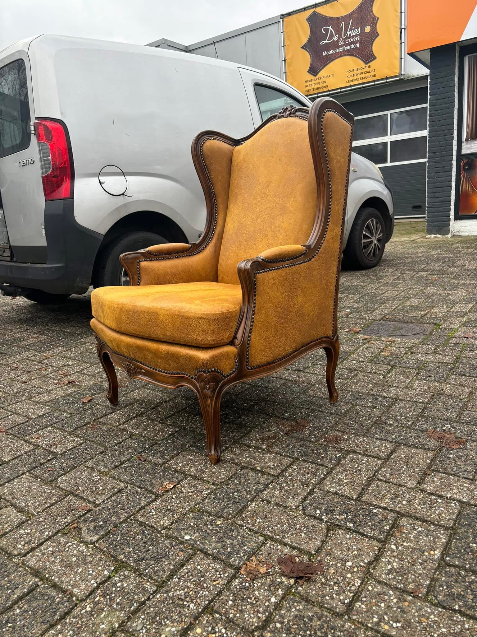 Klassieke oorfauteuil in okergeel