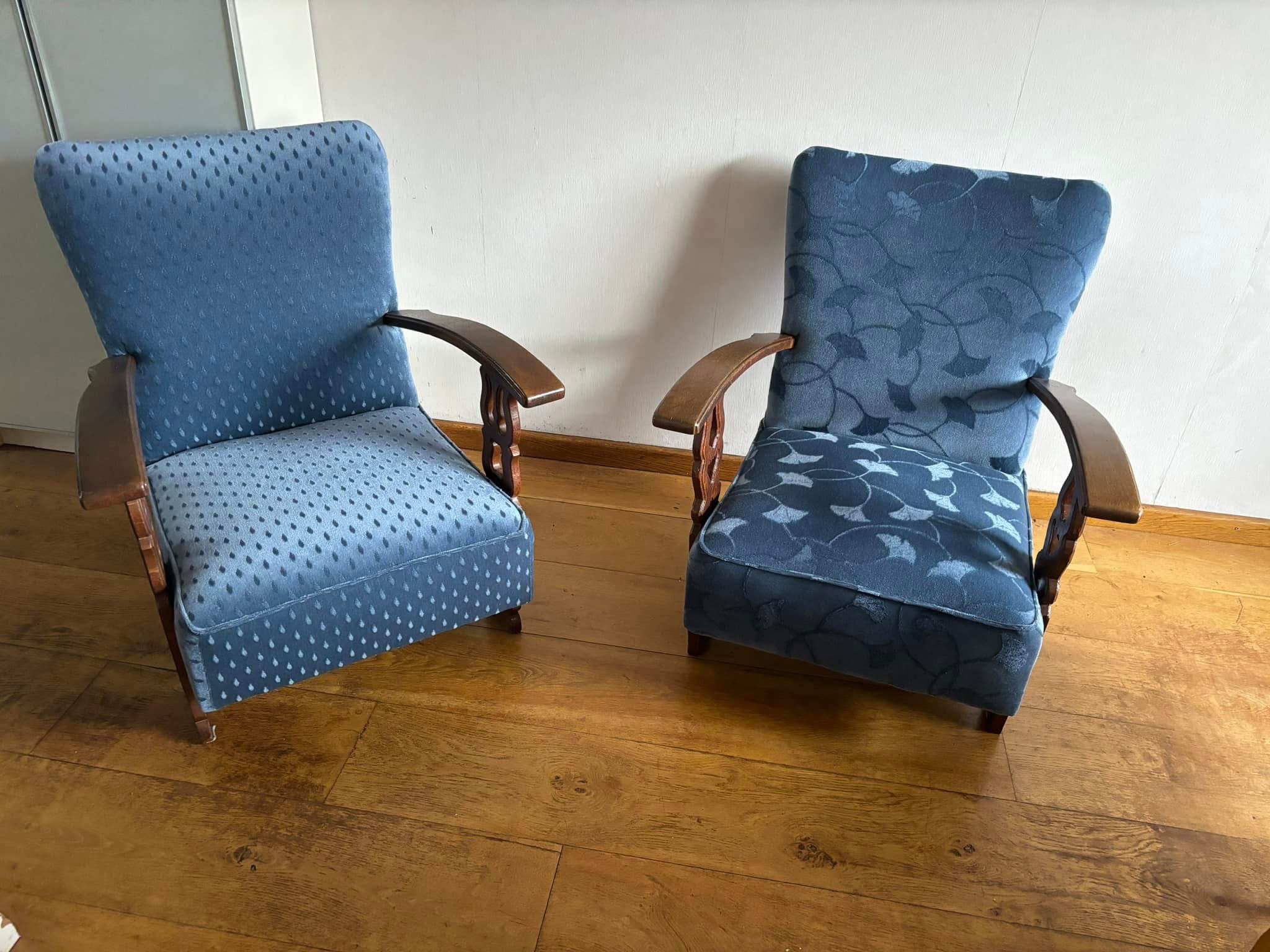 Twee fauteuils in blauwe stoffen