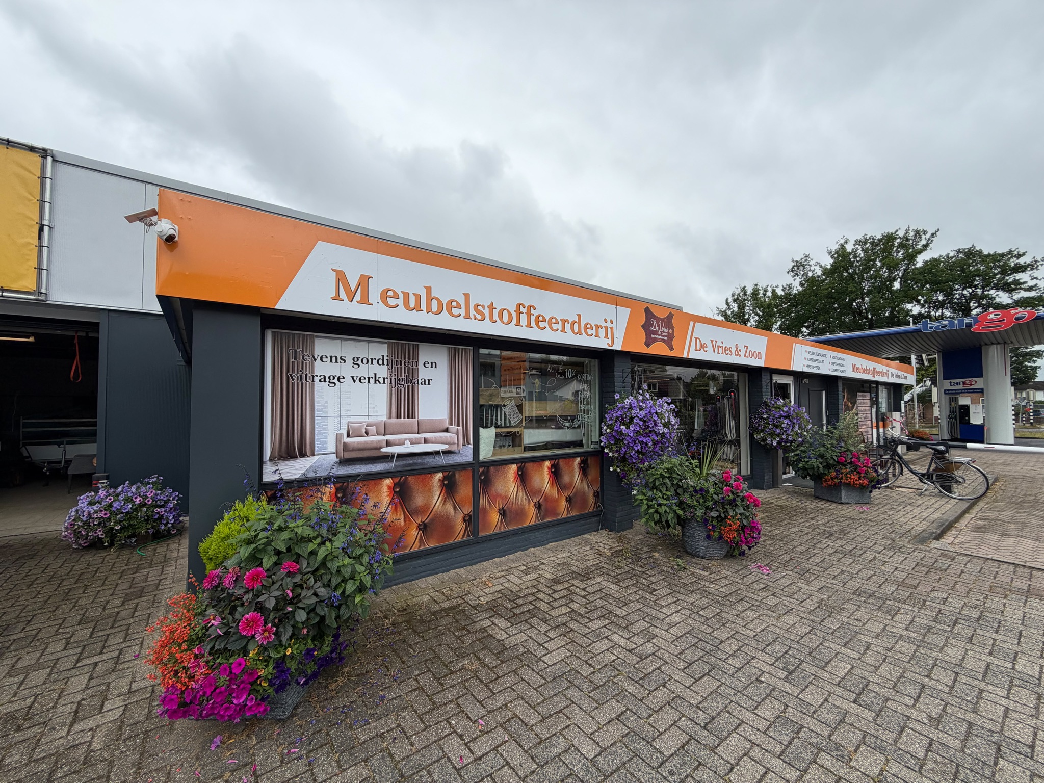 De winkel van Meubelstoffeerderij De Vries en Zoon aan de Weerdingerstraat in Emmen