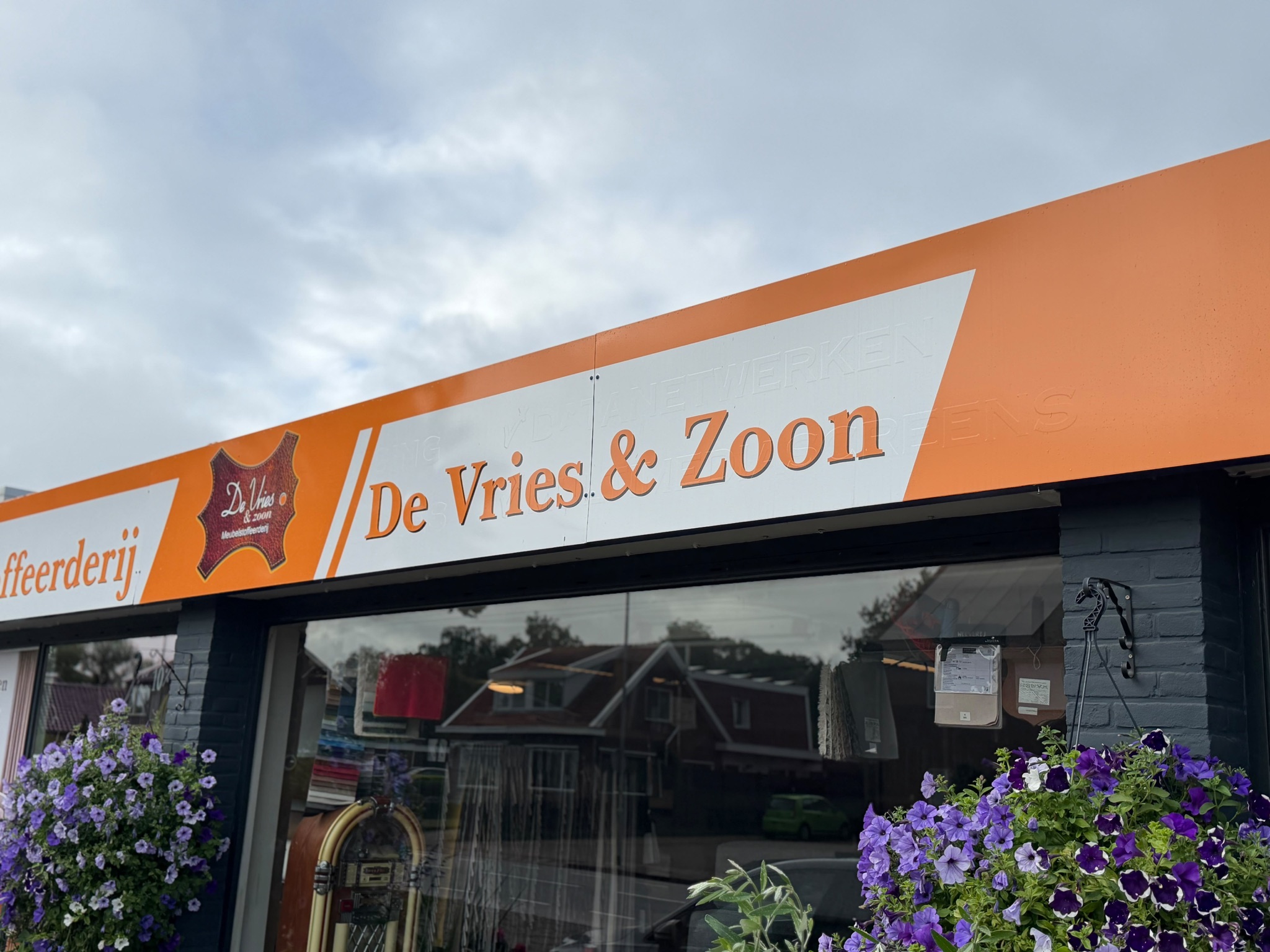 De gevel van Meubelstoffeerderij De Vries en Zoon in Emmen