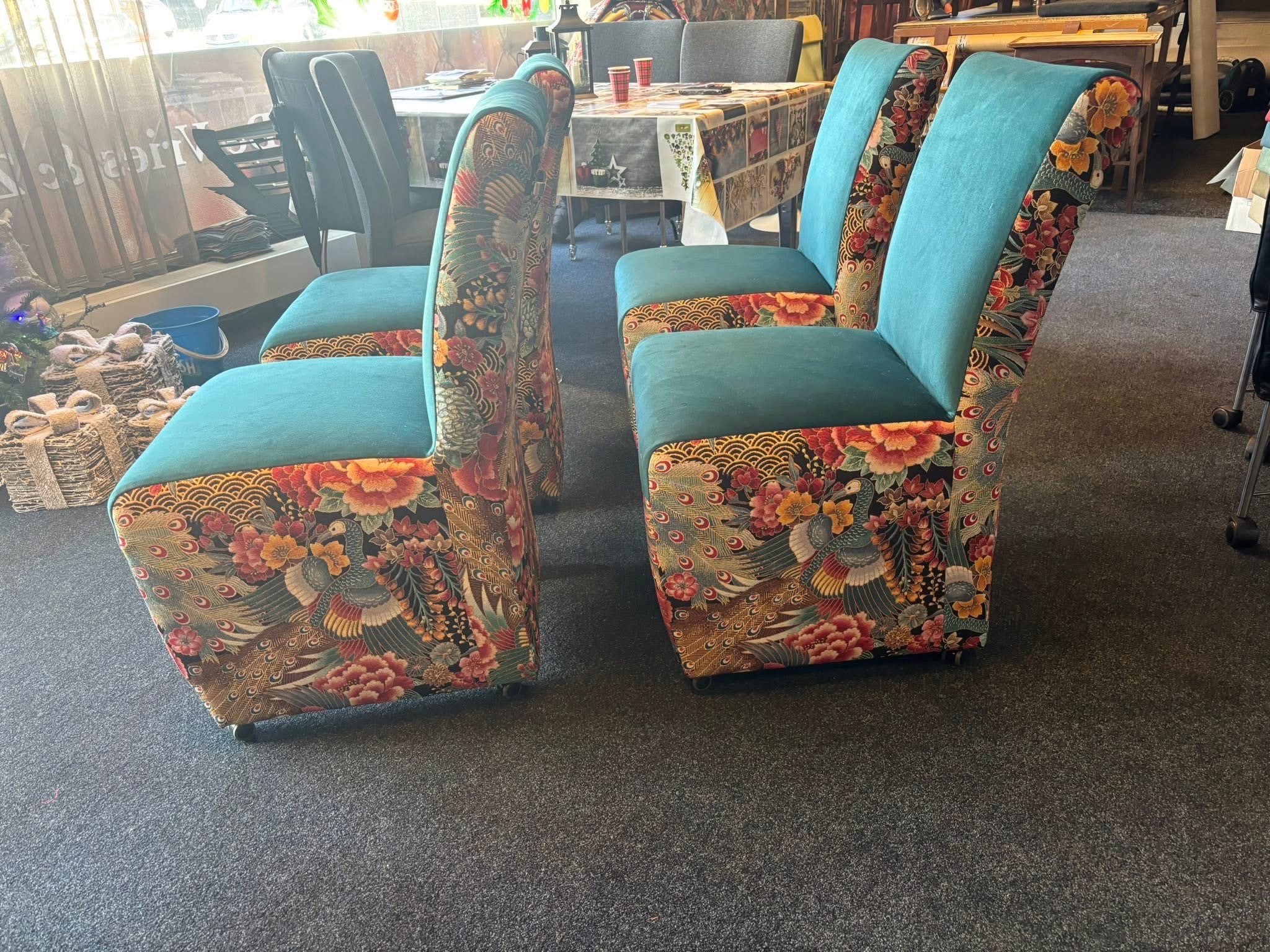 Eetkamerstoelen met kleurrijke stof
