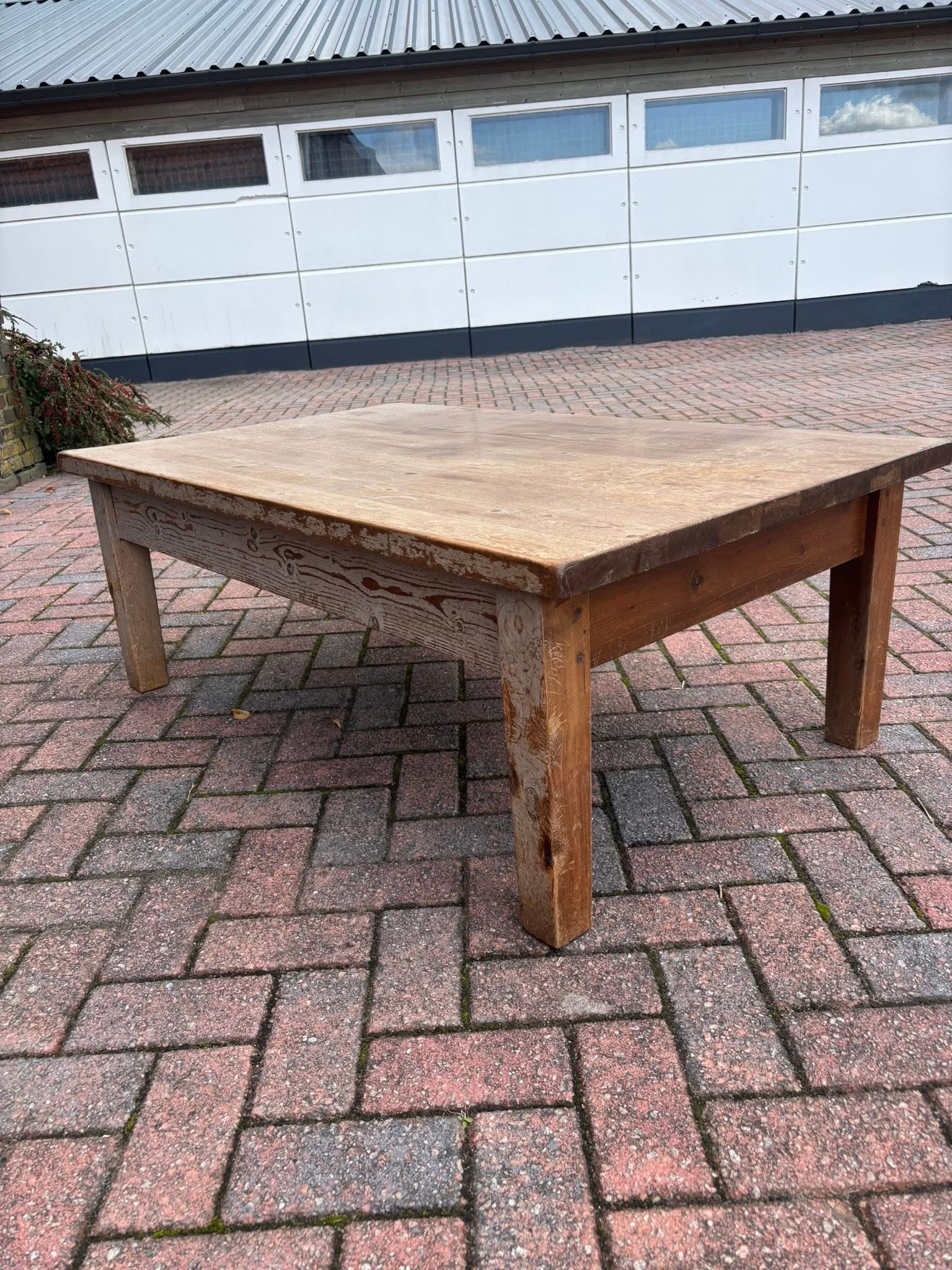 Antieke houten tafel voor behandeling