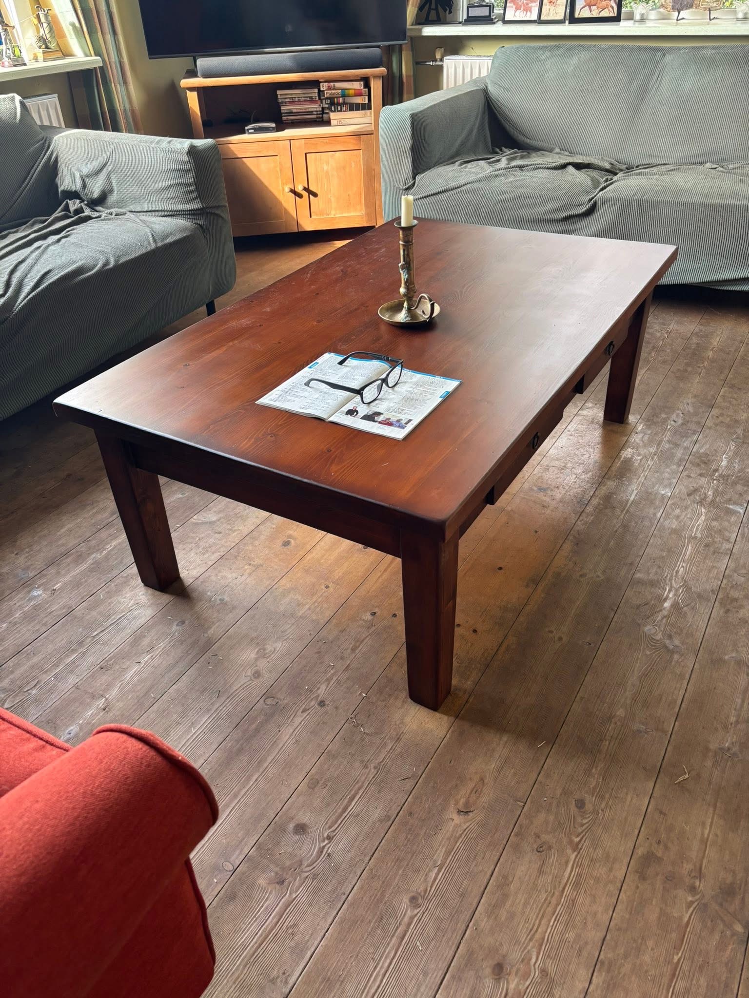 Salontafel met opnieuw behandeld houtwerk