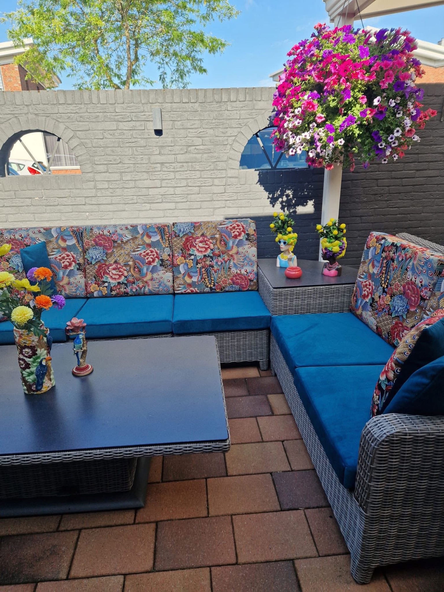 Loungeset met nieuwe buitenkussens op een terras